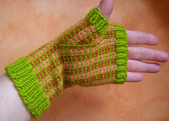 jenjoycedesign©stranded-color-pinstriped-mitts1