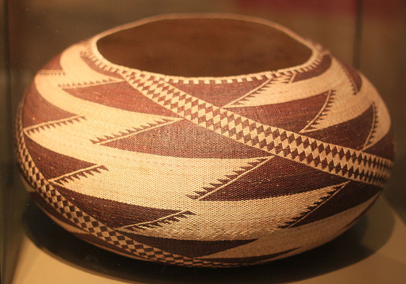 800px-Nordamerikaabteilung_in_Ethnological_Museum_Berlin_52 (1)